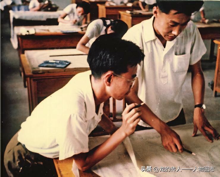 1964年6月，王永志（右一）在与技术人员研究改进“东风二号”设计方案