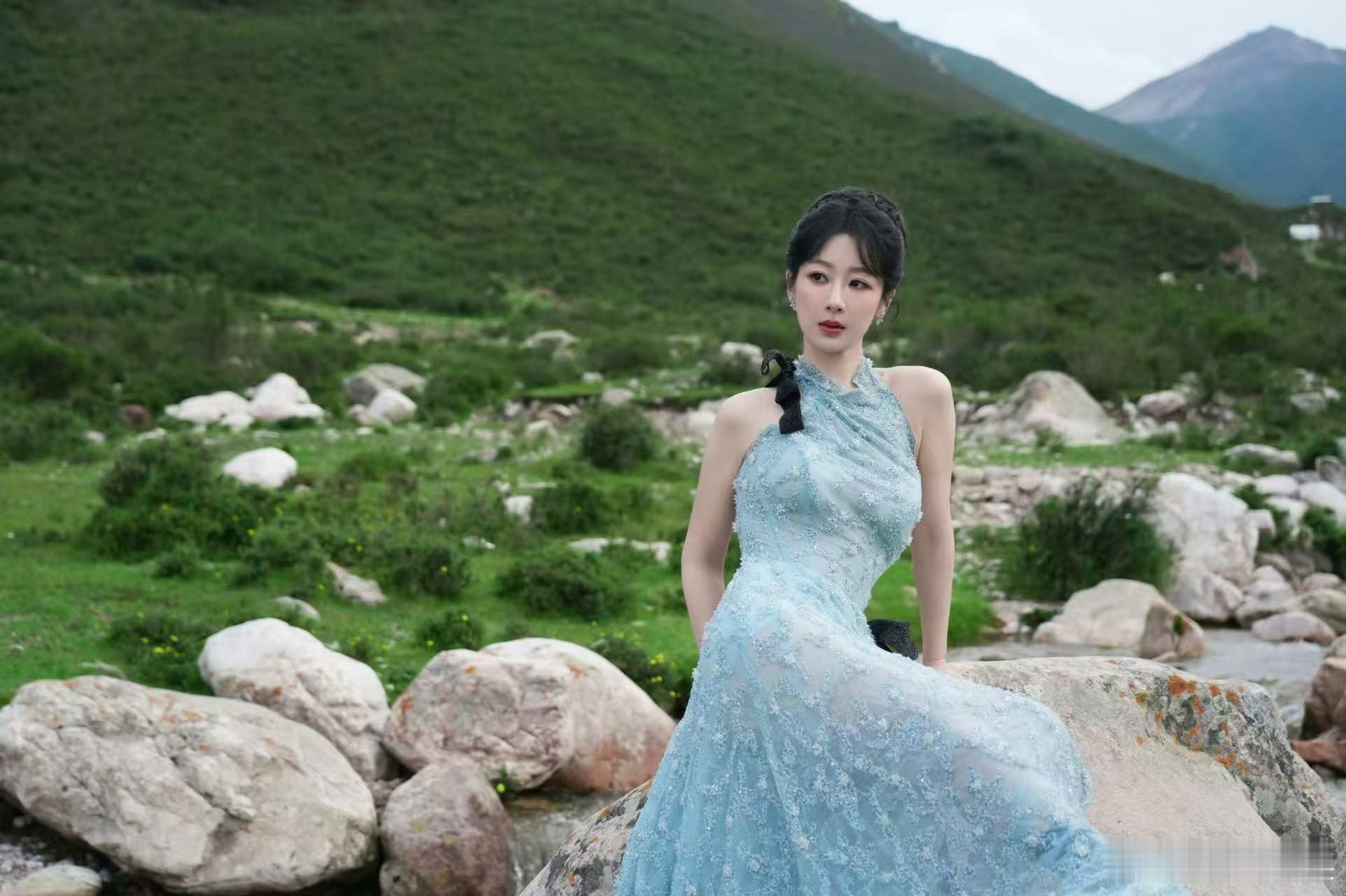 杨紫深邃自然杨紫挂脖蓝色纱裙杨紫挂脖蓝色纱裙，深邃自然，[爱你][爱你] ​​​