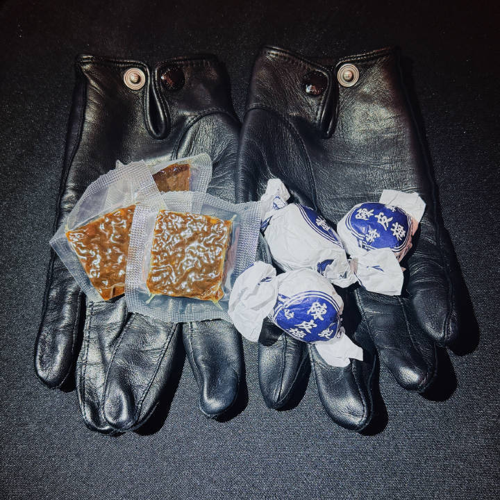 被刘宇宁揣饼干萌到失语👏 舞台耀眼私下超随性，三包小饼干藏出满满可爱感，接地气