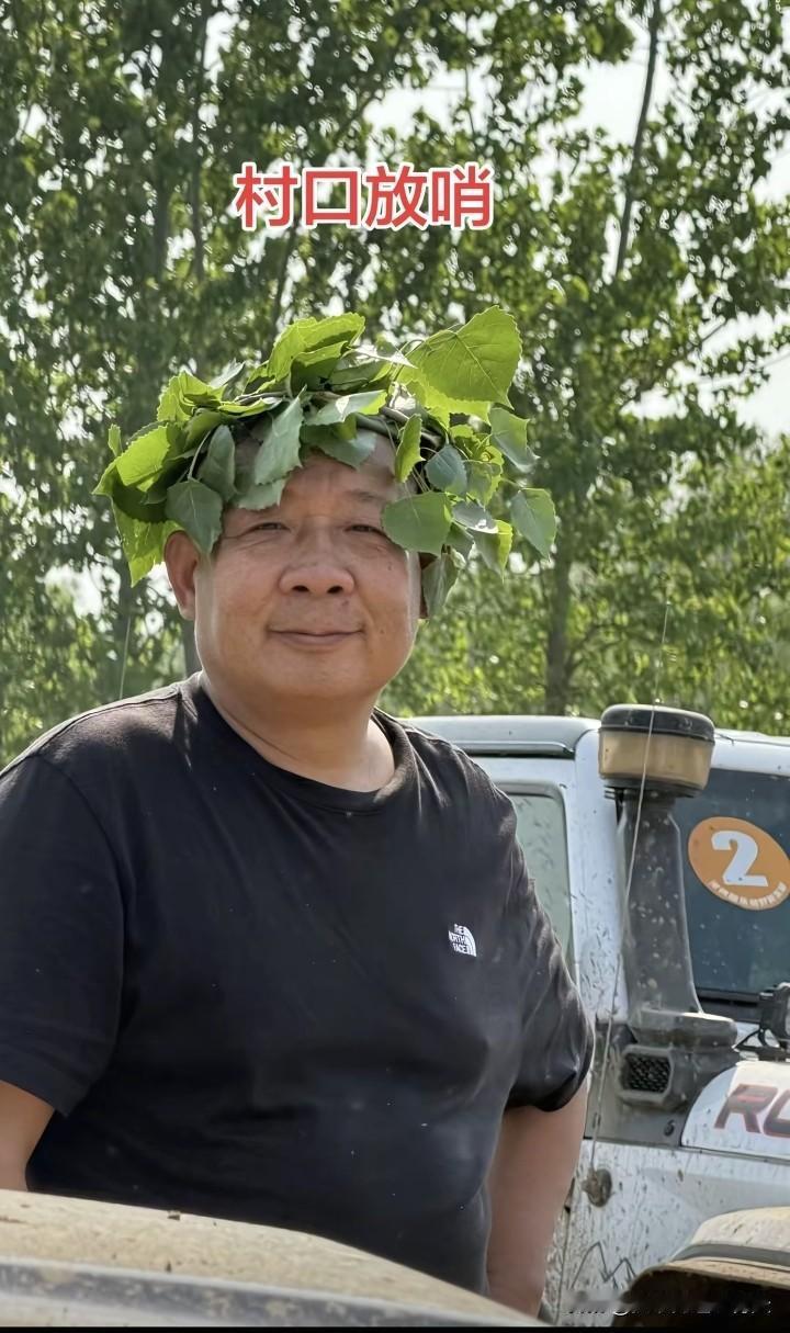 嘿嘿，原来这是于东来呀！胖东来的执行董事长，坐拥千亿身家，却把自己活成了个快乐的