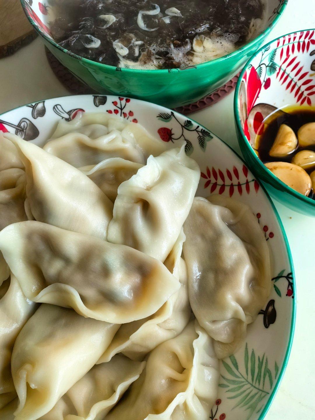 *碎碎念*猪肉白菜木耳饺子。到家10天，终于轮到吃馅儿了，舒服...逛超市，发现