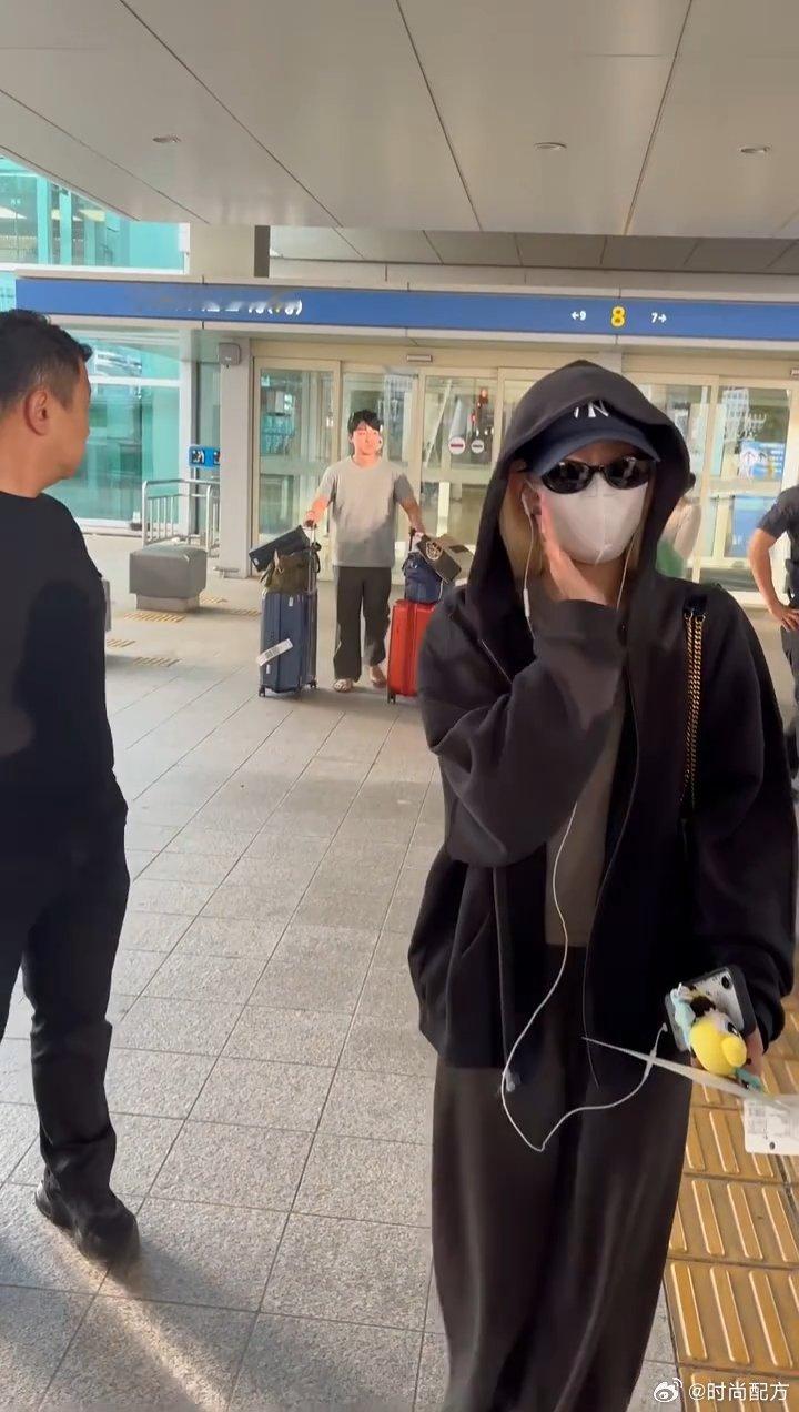 ROSÉ粉丝当着朴彩英的面唱APT中国粉丝当朴彩英面唱APT 中国粉丝就这样开团