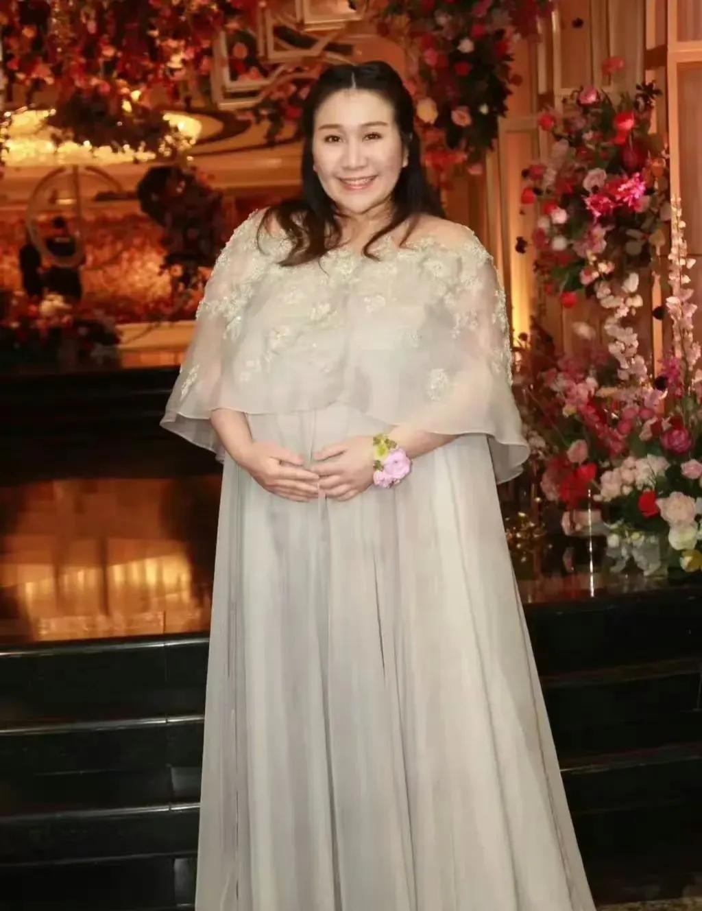 这是何超盈吗？真的瘦了好多啊，但是瘦下来的样子还是很美的。#何超盈好瘦#