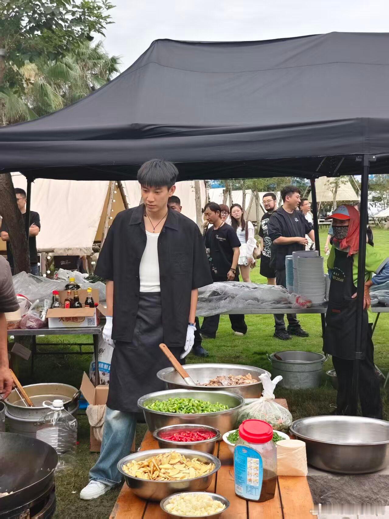 王子奇跟贾冰学上艺了王子奇也吃上贾冰做的饭了 看得出来王子奇跟贾冰学上艺了，简直