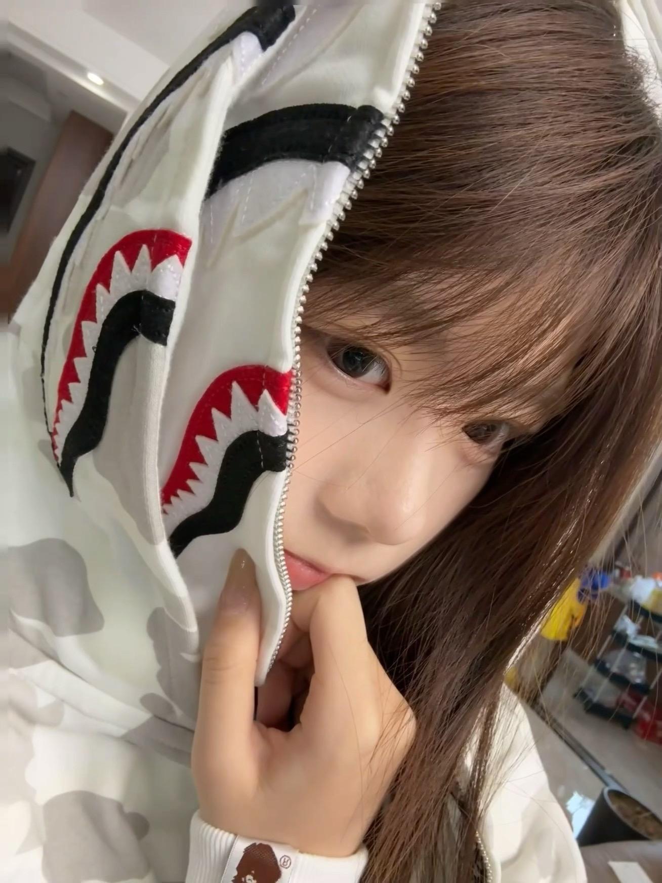 你眼里藏着星星，让我忍不住靠近