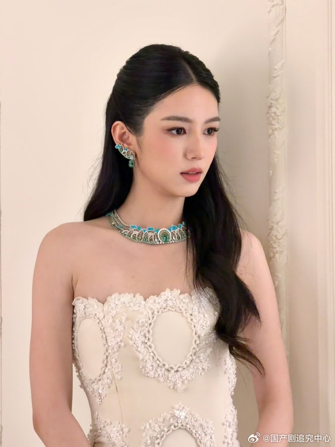 周也完全千金大小姐 谁看了不说一句周也天生千金大小姐啊💖！白色抹胸蕾丝裙上身瞬