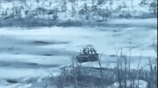 俄军士兵坐在1辆BMP战车上欣赏沿途雪景，疑遭到标枪反坦克导弹“送温暖”，上面的