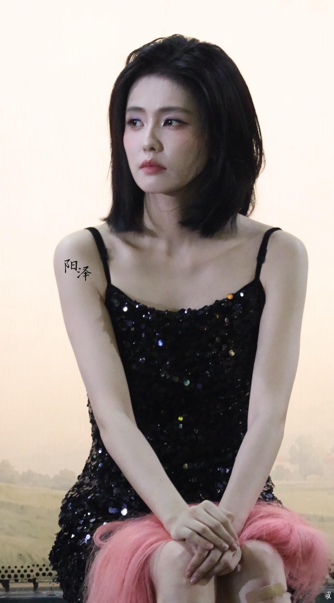 白鹿新剧路透，女主这一天天的衣服还挺多，都不重样