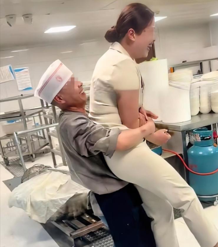 4月25日，河北邯郸一家小饭庄火了——不是因为菜香，而是因为后厨上演了一出“男女