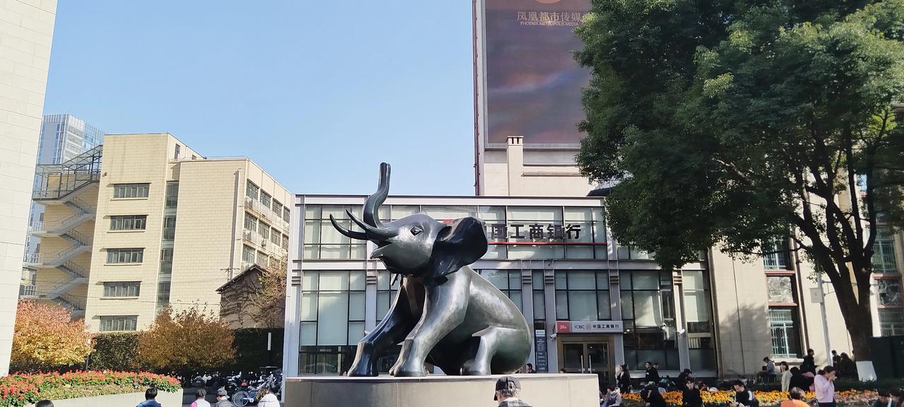 城市繁华处，大象立街旁。