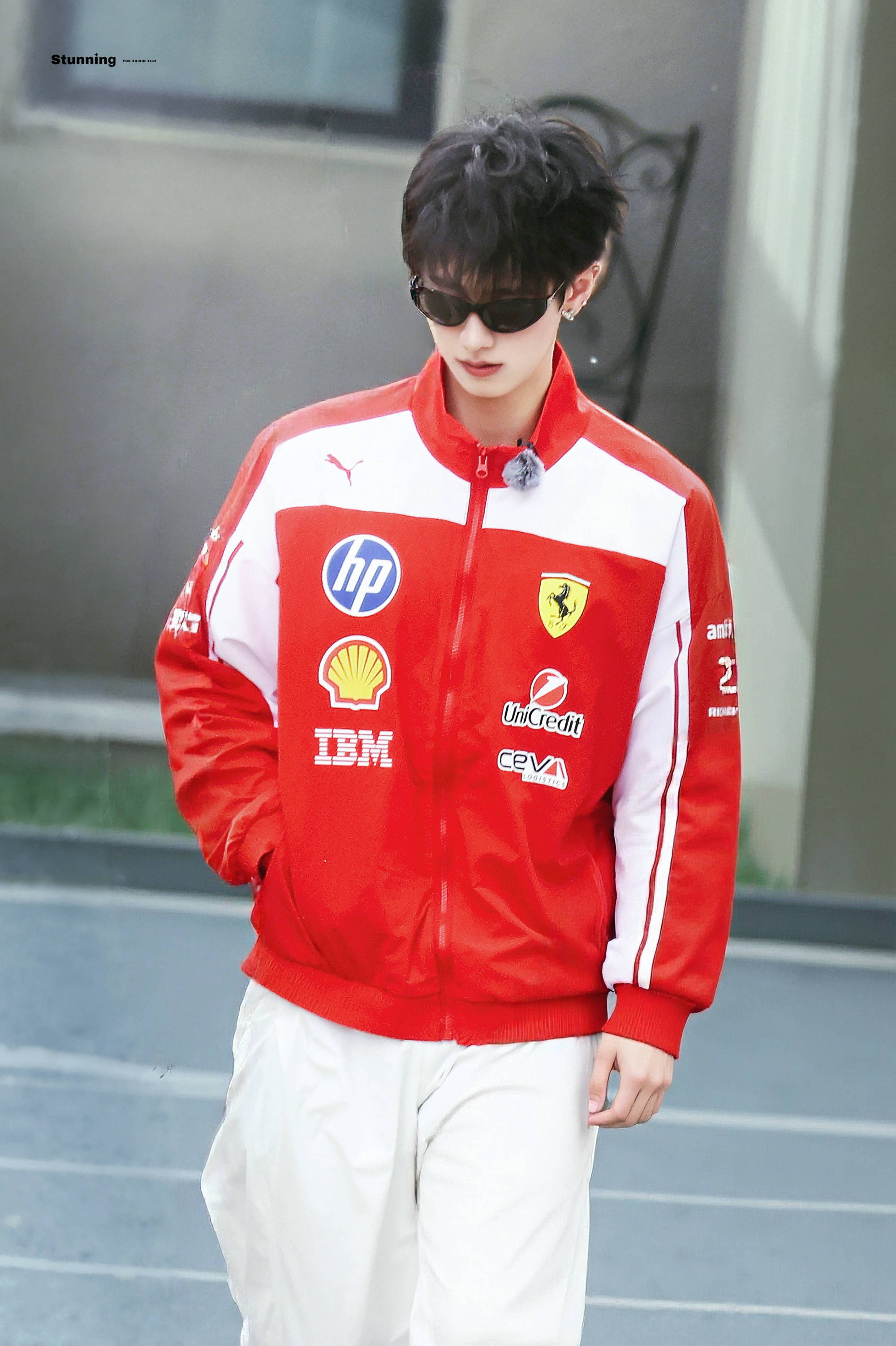 朱志鑫今日赛车服造型路透，身穿PUMA & Ferrari联名款软壳赛车服夹克，