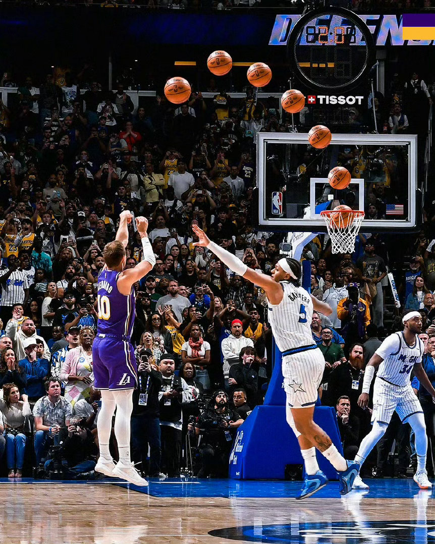 0.6秒极限反杀！肯纳德三分绝杀助湖人逆转魔术，詹姆斯空切策动成制胜关键北京时间