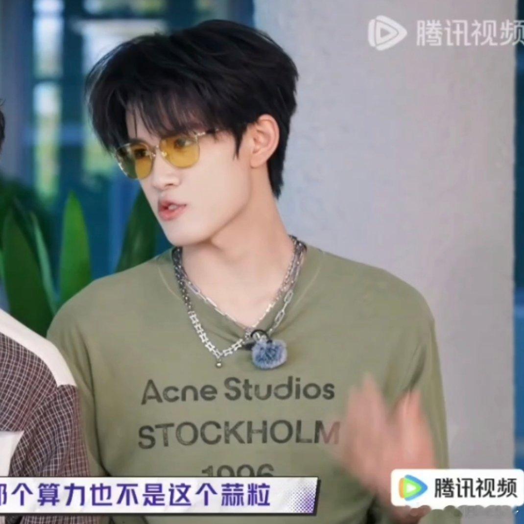 又噘嘴，找亲呢你[皱眉]张极05后第一男歌手 ​​​