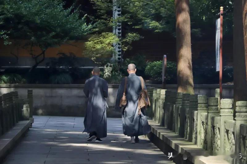 上联:山中道士不习武
下联:庙里和尚念经文