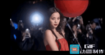 欧阳娜娜的审美和表现力真的绝了


审美真的是一种天赋，在美女如云的秀场里，简直