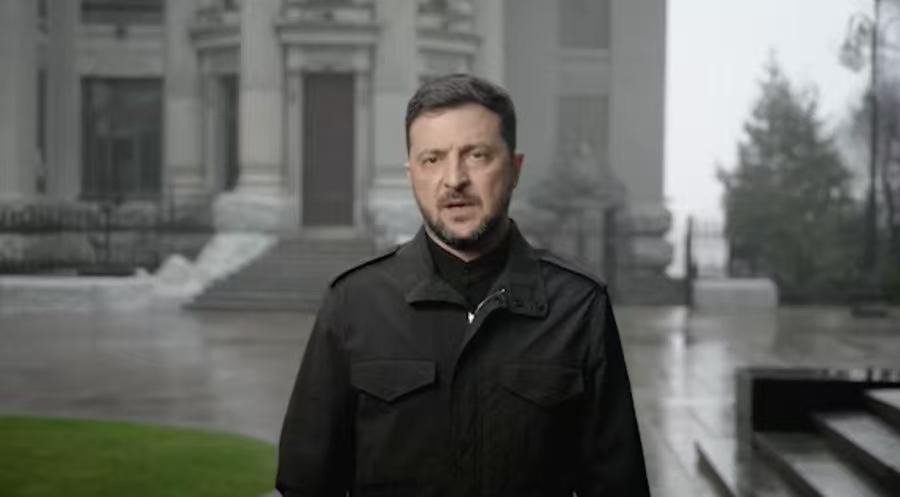 突发｜泽连斯基发表了紧急全国讲话：

“这是我们历史上最艰难的时刻之一。乌克兰现