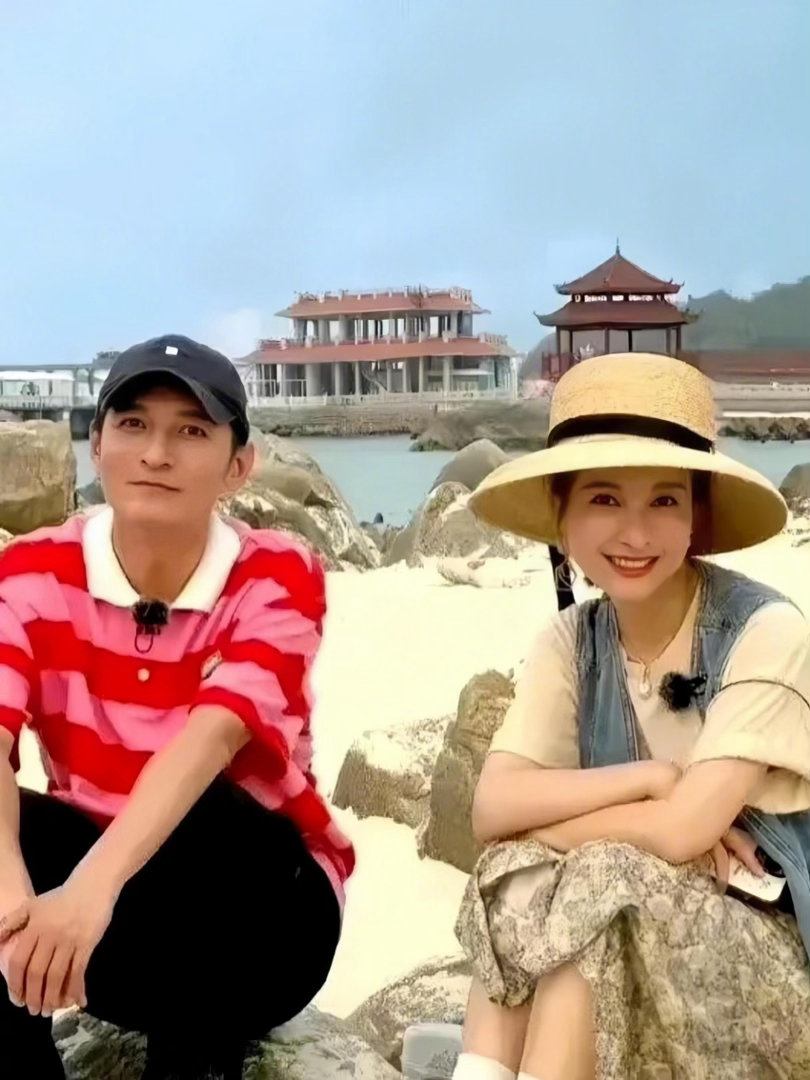 大理偶遇吴昕维嘉 有人说吴昕和维嘉越来越像，我仔细看了一下——那个侧脸、那个笑起