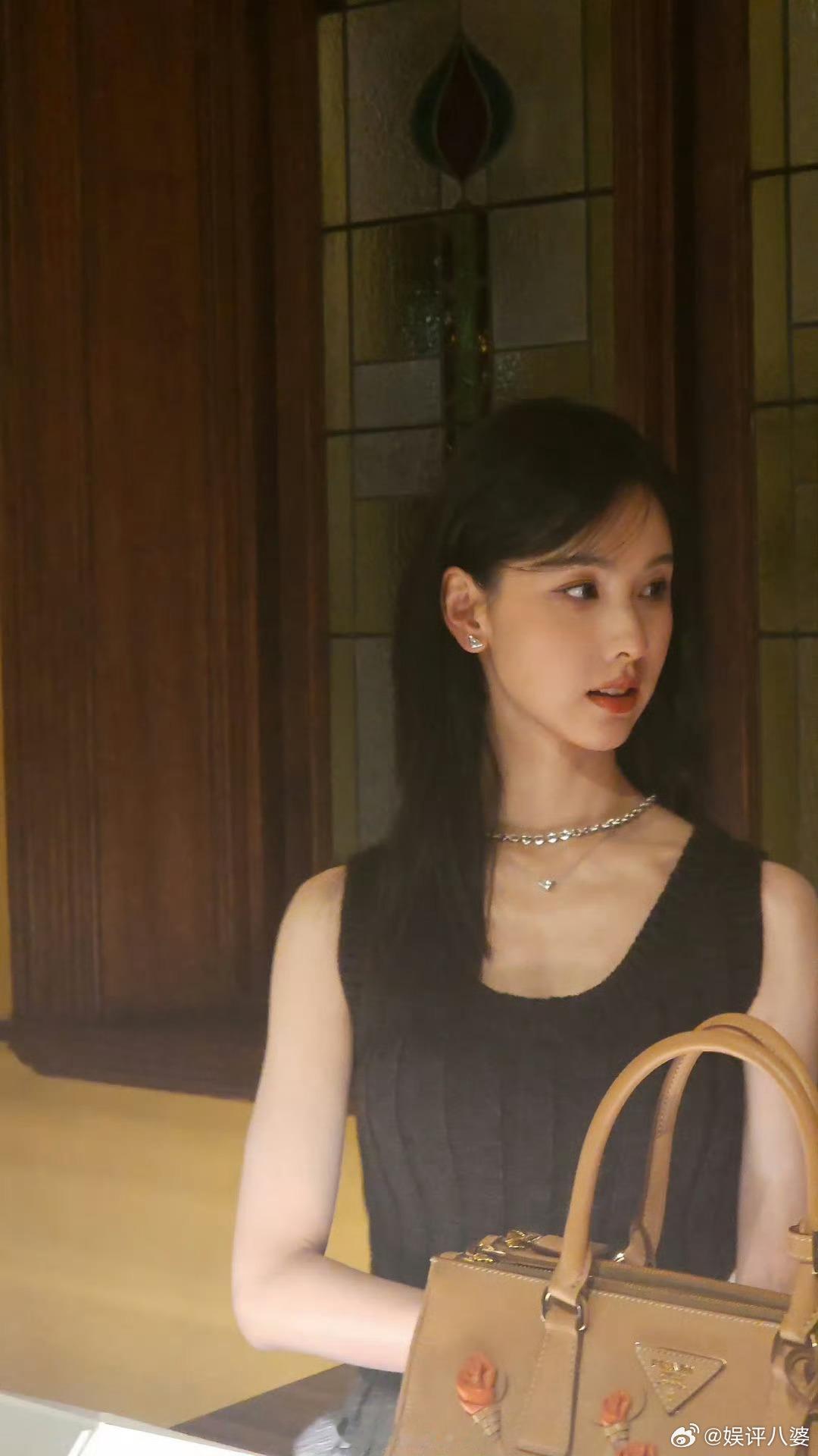 #陈都灵顶光生图#陈都灵就是生图的身吧，顶光下的皮肤愈发白皙通透，清纯气质小白花