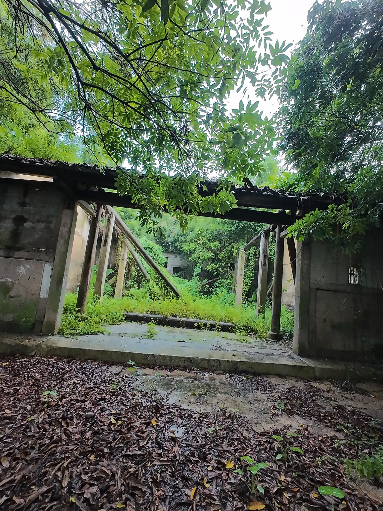 清朝乾隆年间，揭阳梅岡都鳌头村池何言造反称帝，至今在梅岗山东麓还有池阿言造反时修