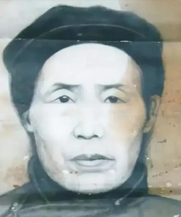 1928年，23岁的王树声被敌人追杀，一个大娘将他拖到自家地窖中藏了起来。不久后