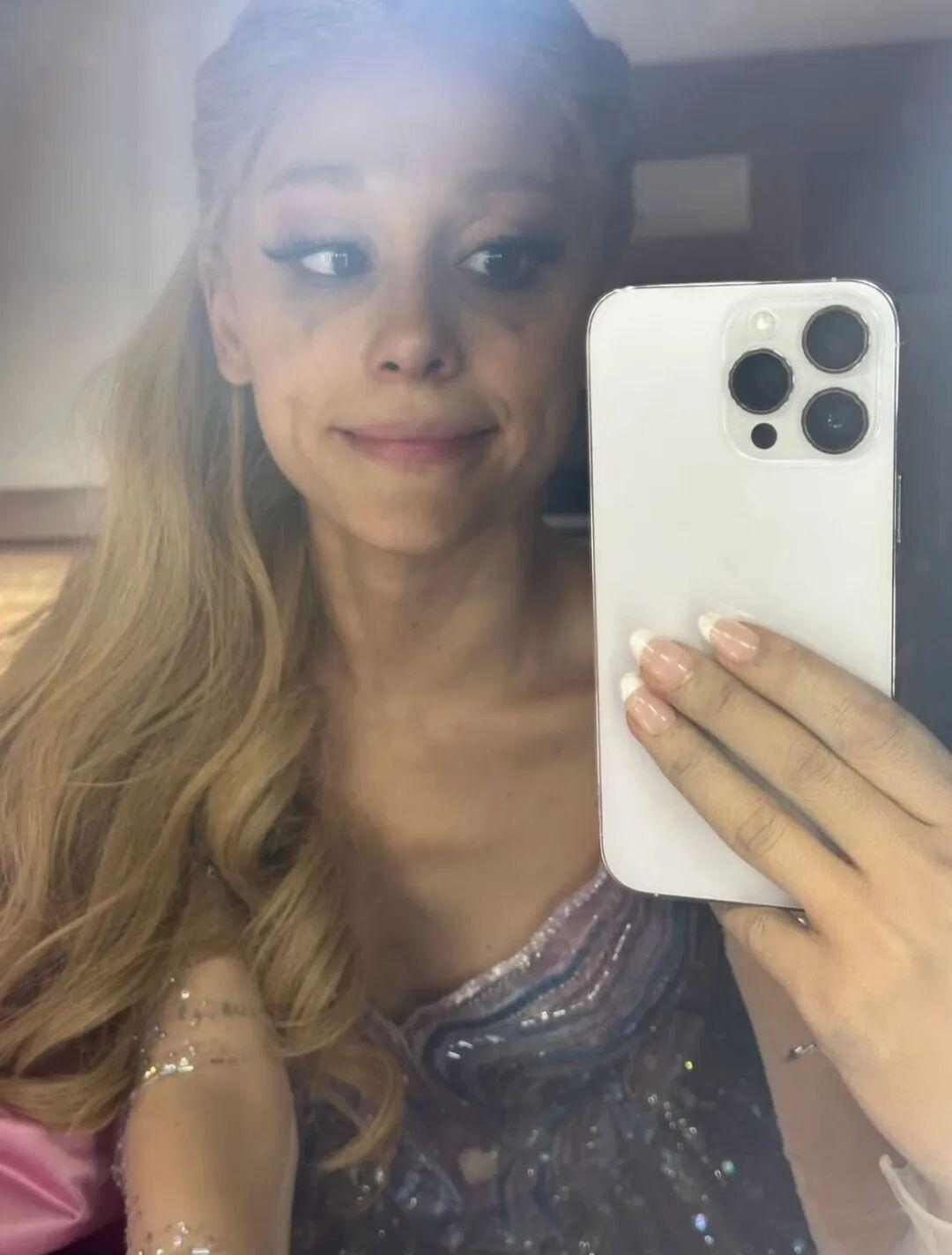 从甜嗓小天后到真性情icon，Ariana用一张卸妆照诠释了：真正的自信，从来不