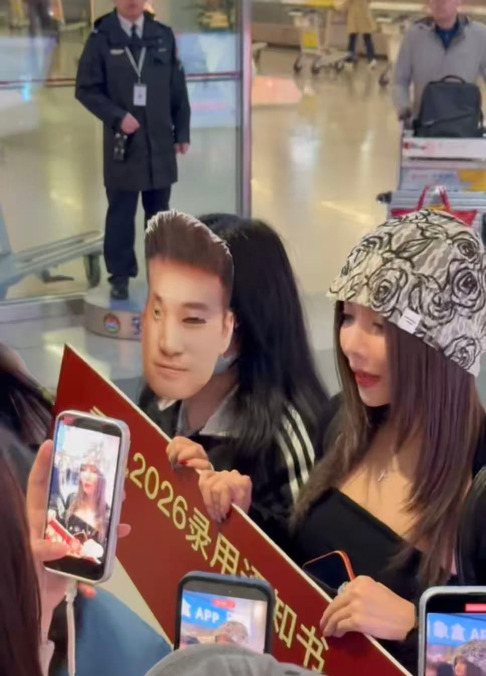 安崎很感动不敢动安崎遇到假浪姐制片人的反应笑不活，安崎遇到假浪姐制片人，身体诚实