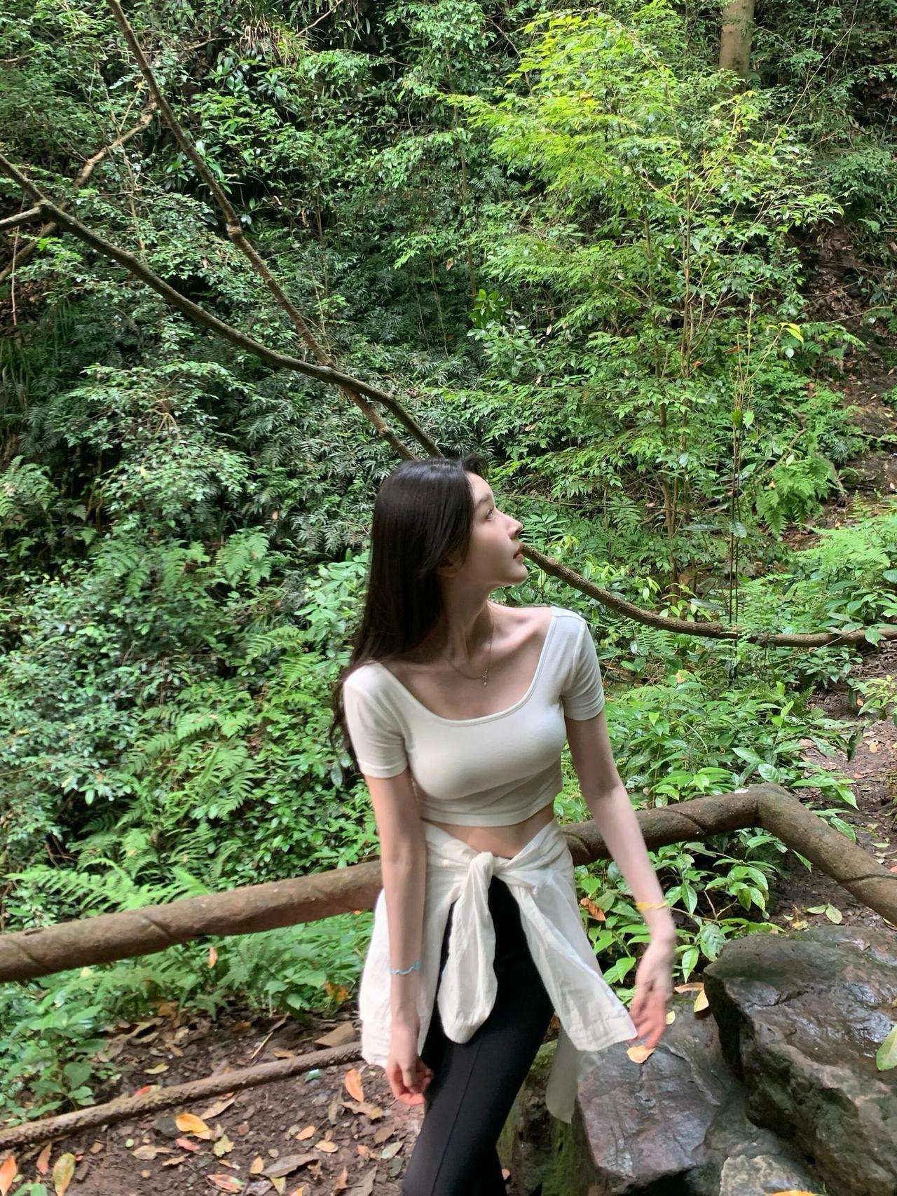 《林涧的闲》
蕨叶把绿叠成绒毯，苔痕在石栏上洇开
潮凉的触感，粘在她碰过栏柱的指