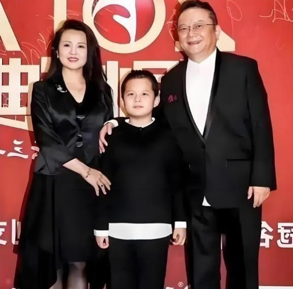 1997年，王刚为了让女儿王婷婷有个更好的未来，硬是凑了200万送她去英国留学。