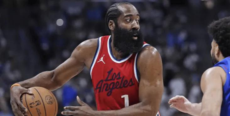 美媒认为：哈登可能拥有NBA历史上最好的前队友。
他们还列出了一套队友最佳阵容：