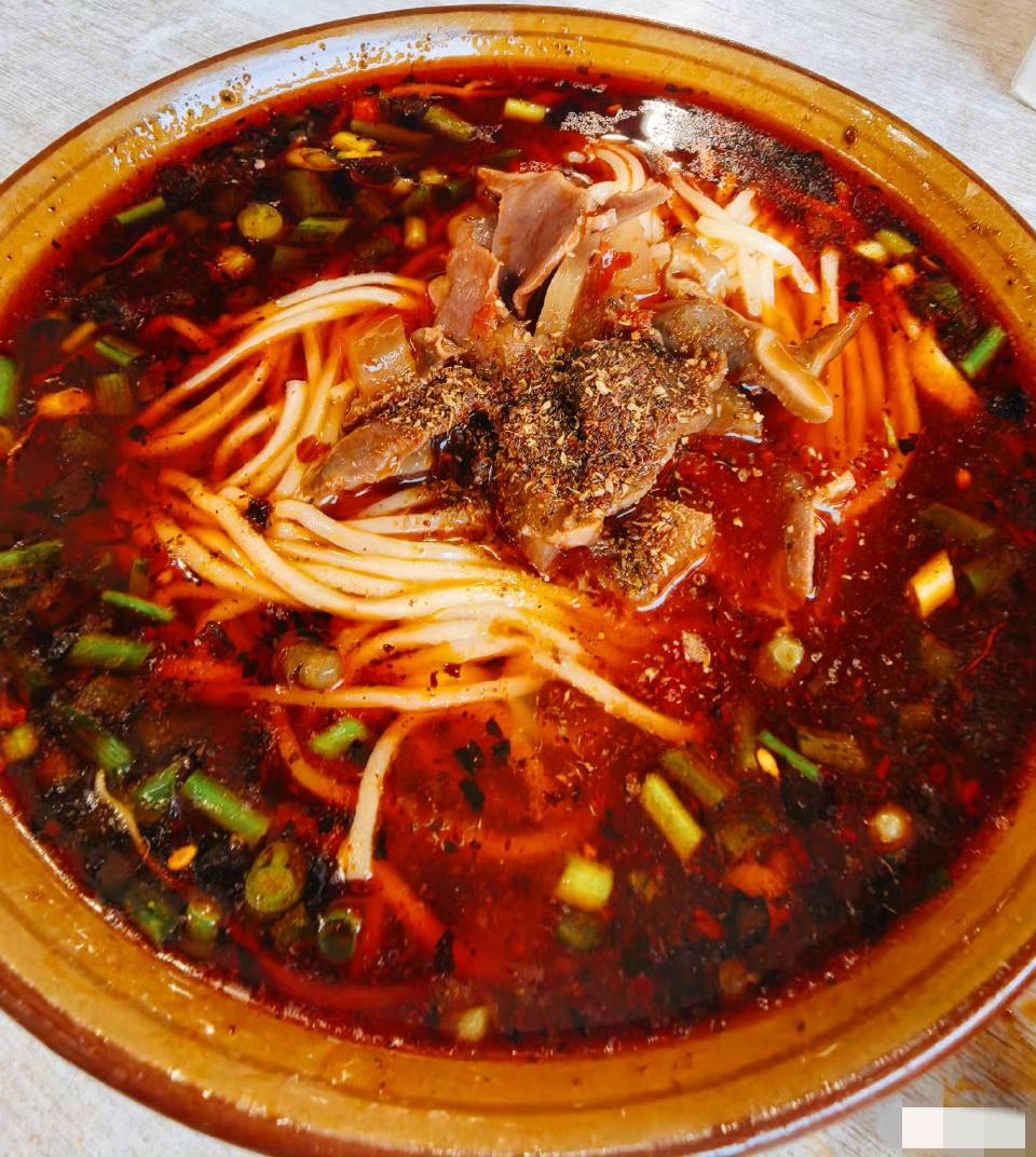 3月15日，中午，谢娜晒出老家学校旁边的面，一碗鸡杂面，一碗豆花面，两碗面都是放