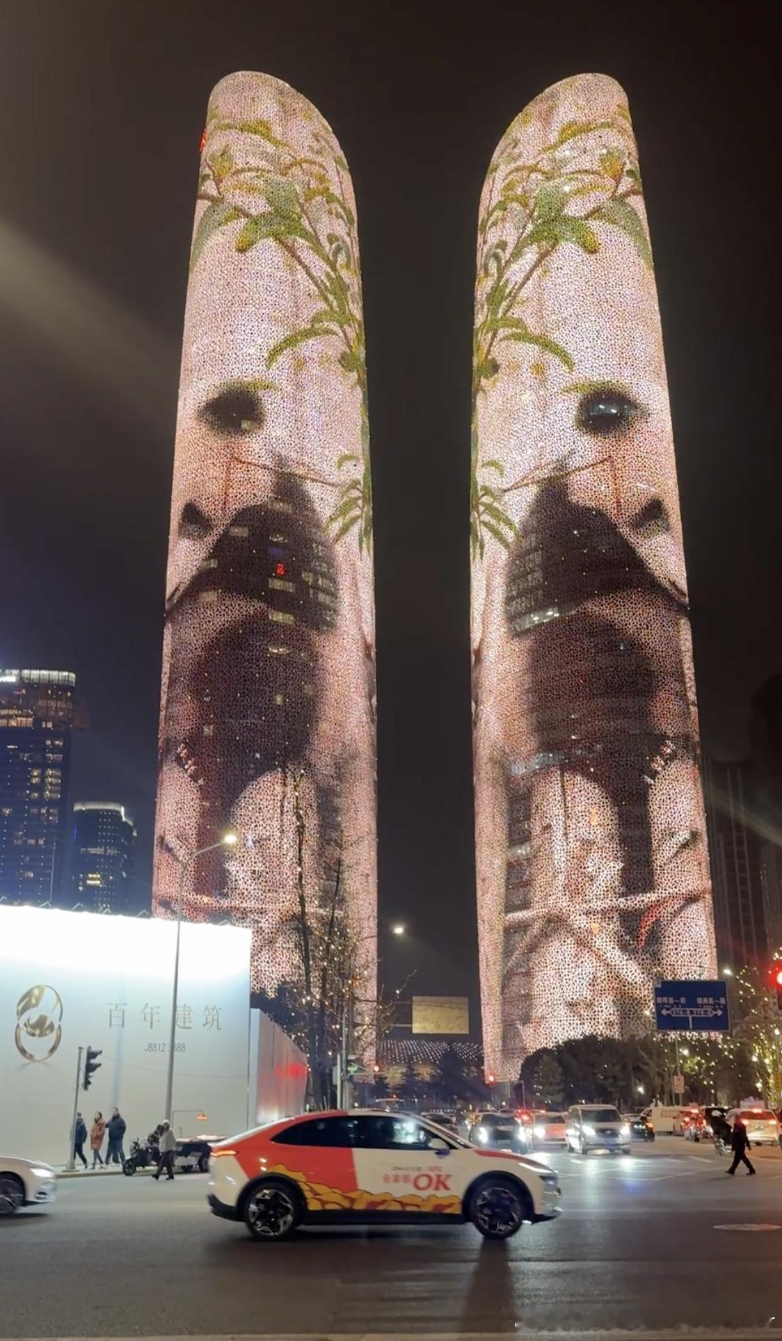 乐道和肯德基这两个品牌近期深度绑定合作，周末贴有肯德基元素的乐道L60L90 亮