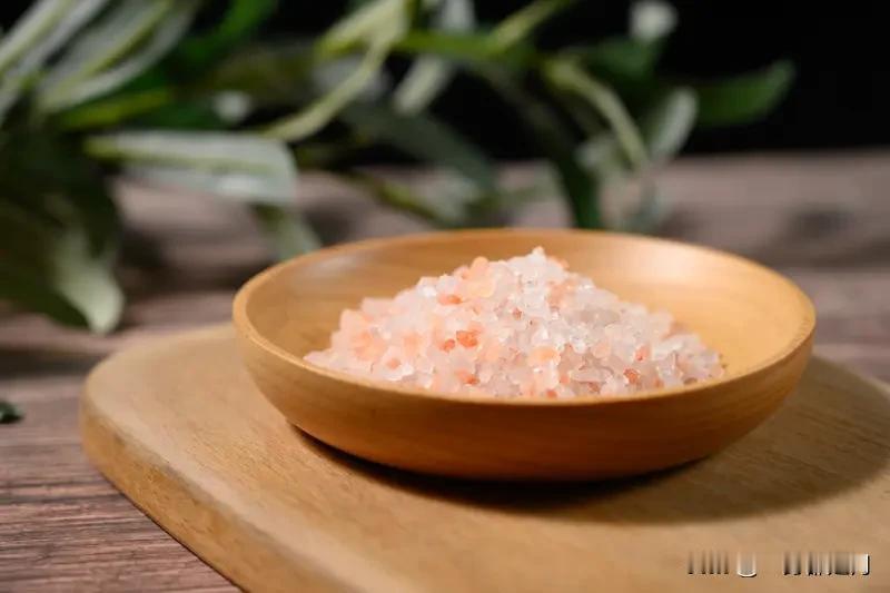 粉红色的盐
是不是感觉好有爱
近年来，进口玫瑰盐在国内走红
实际上铅，砷，铬等元