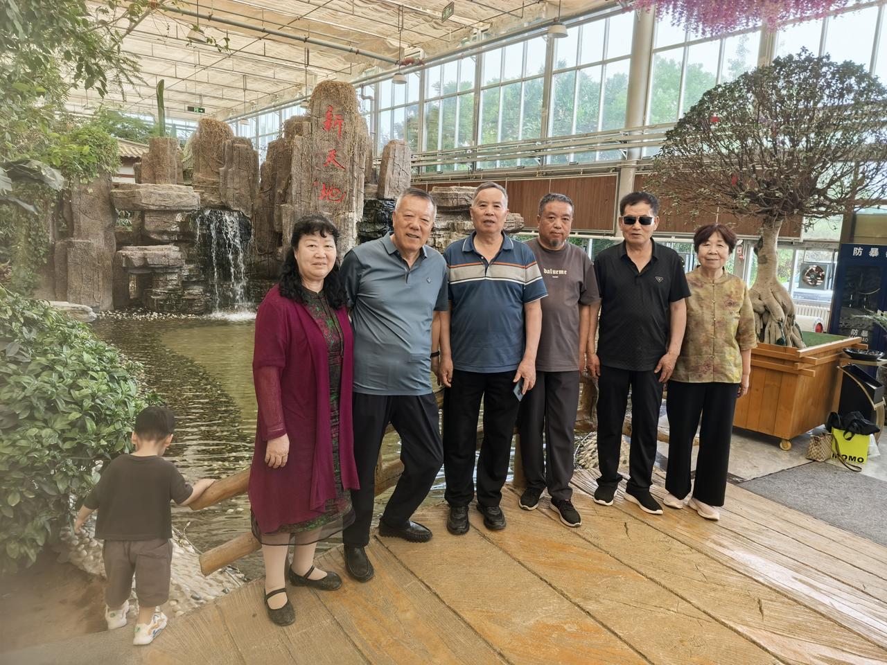 结伴名家游丰安屯 
今日，我与亲家一同邀约著名画家田茂森、素有“谢葡萄”美誉的知