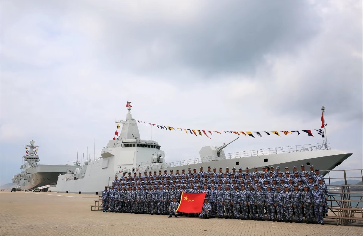 055和075同框图 [二哈]都好小，特别是075 [允悲]图源网络烽火问鼎计划