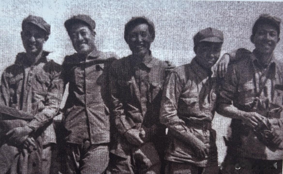 1938年5月，欧阳山尊、刘白羽、金肇野、林彬、汪洋（左起）在延安。当时卡尔逊第