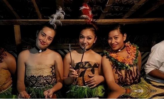 遥远的大洋洲有这样一个国家，女性衣不蔽体，不管男性还是女性，就连到了晚上睡觉，各