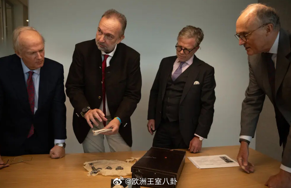 吃瓜 上个月，哈布斯堡族长卡尔和俩堂兄洛朗、西蒙在加拿大魁北克银行打开了奶奶齐塔