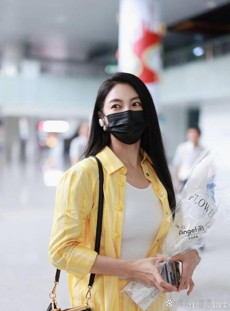 张雨绮又美出新高！黄色条纹套装利落又高级，时尚感拉满，气场绝了～ 