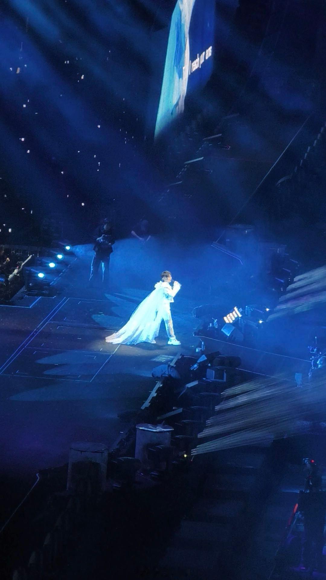 #周深 童话故事的蓝精灵#周深的蓝精灵舞台，是一场魔法与音乐的完美结合。他的声音