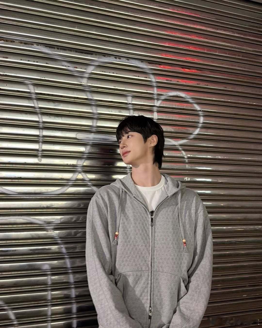 边佑锡INS更新☺️是男大啊 