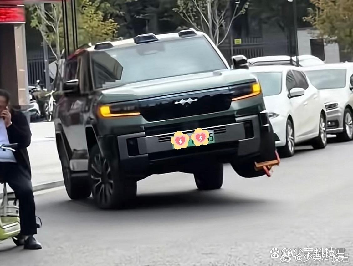 方程豹豹8被锁住一个轮子，结果人家骑着三个轮子就跑了hahaha

左前轮：糟糕