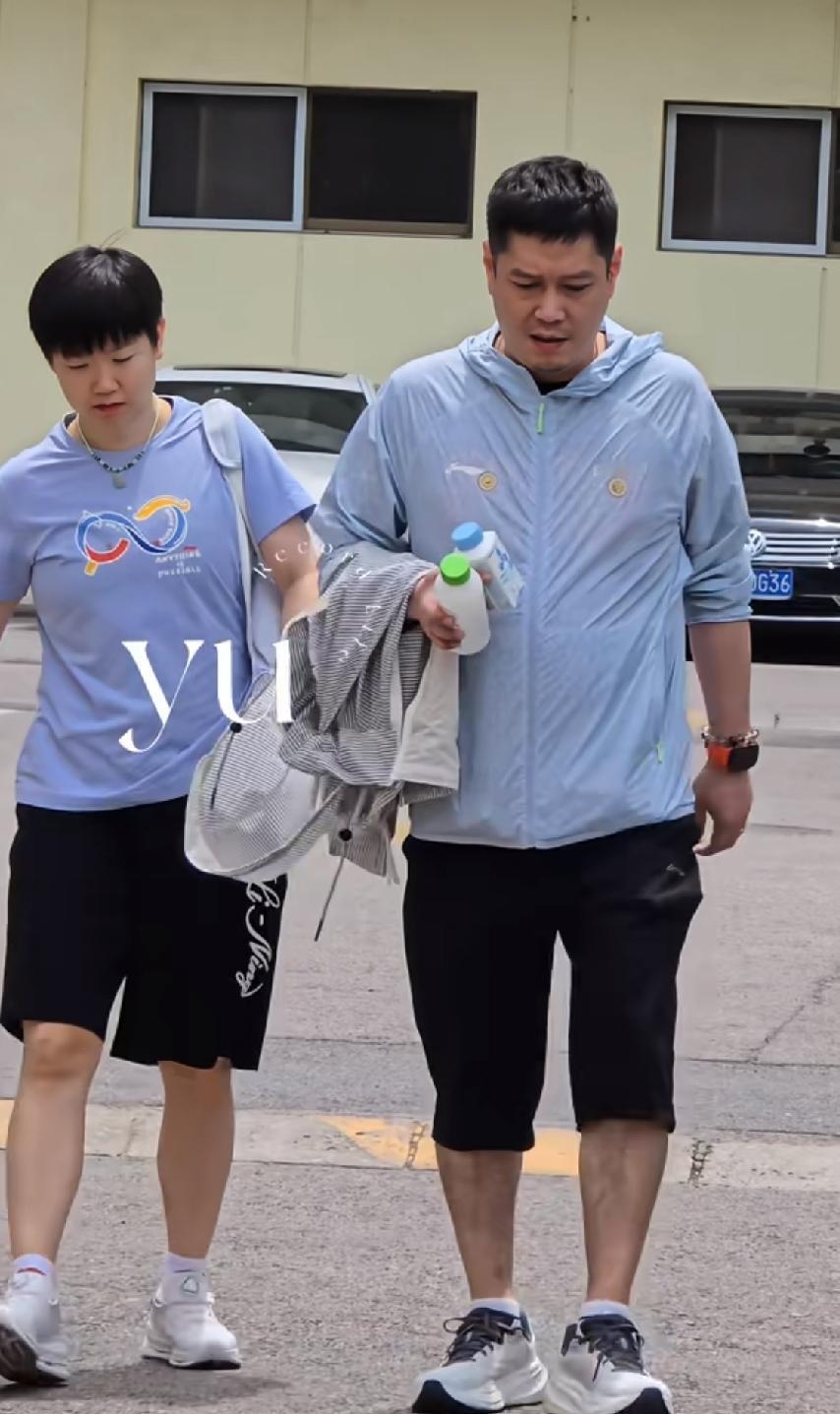这师徒俩真是越长越像了，
这俩人的五分裤、七分裤是换不下来了。
莎莎一手冠益乳，