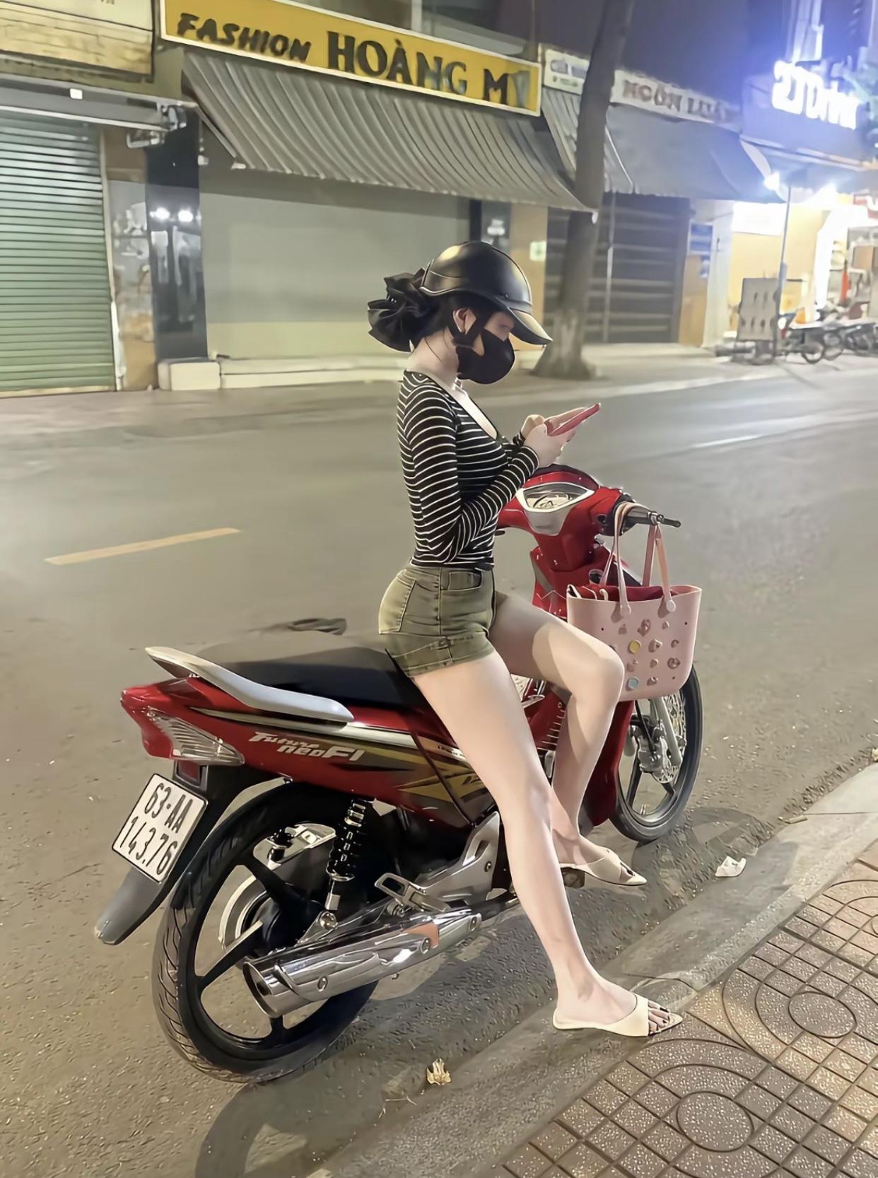 越南女孩骑的这辆摩托车真不错！