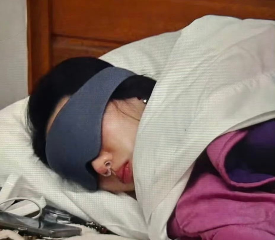 #金晨 止鼾器# 金晨在《花少6》里怕自己睡觉的时候打扰别人特意戴了止鼾器，哪怕