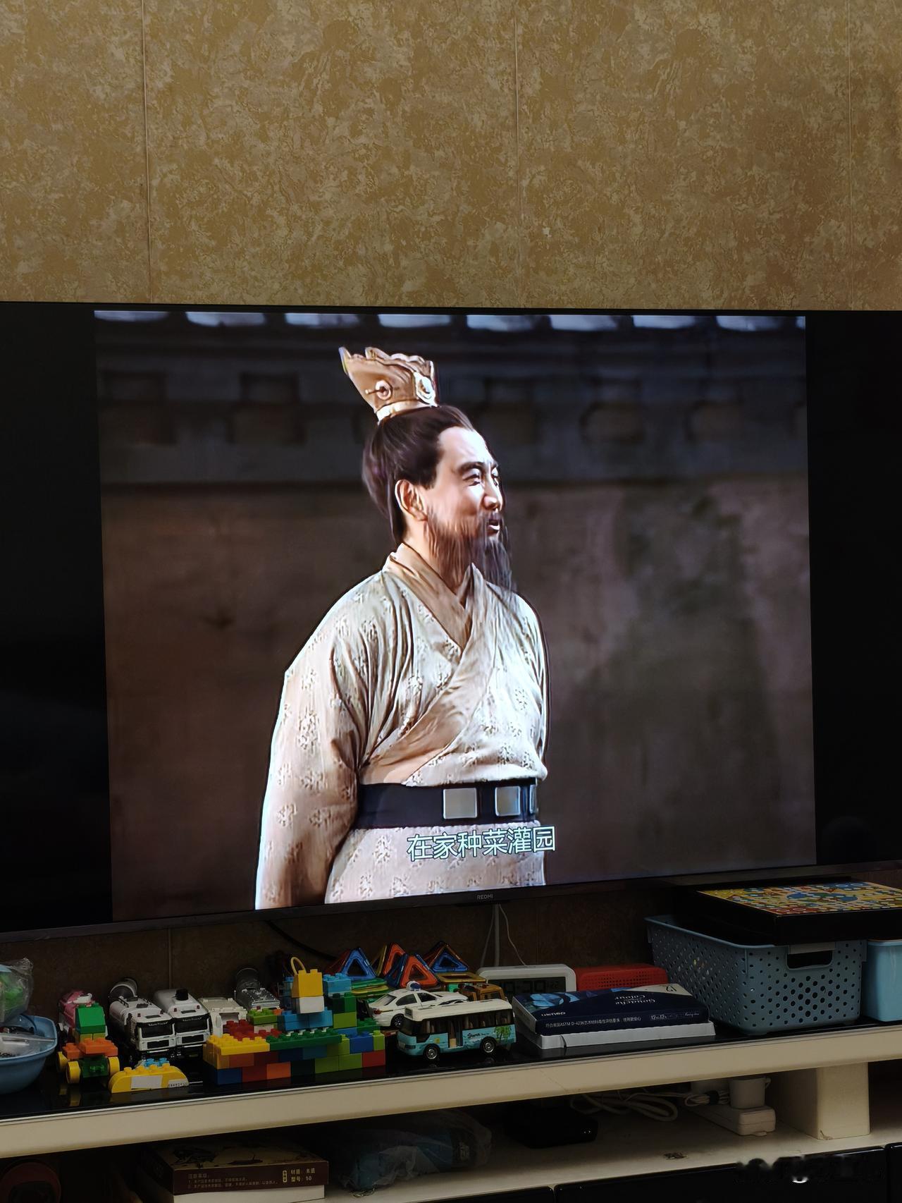 回到家吃完晚饭
打开电视
《三国演义》再次观看起来
我都不知道这部电视剧看了多少
