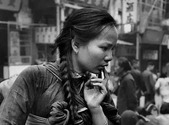 1949年，一个女乞丐来到县政府门口赖着不走，还嚷嚷着要见县委书记，并且将怀里脏