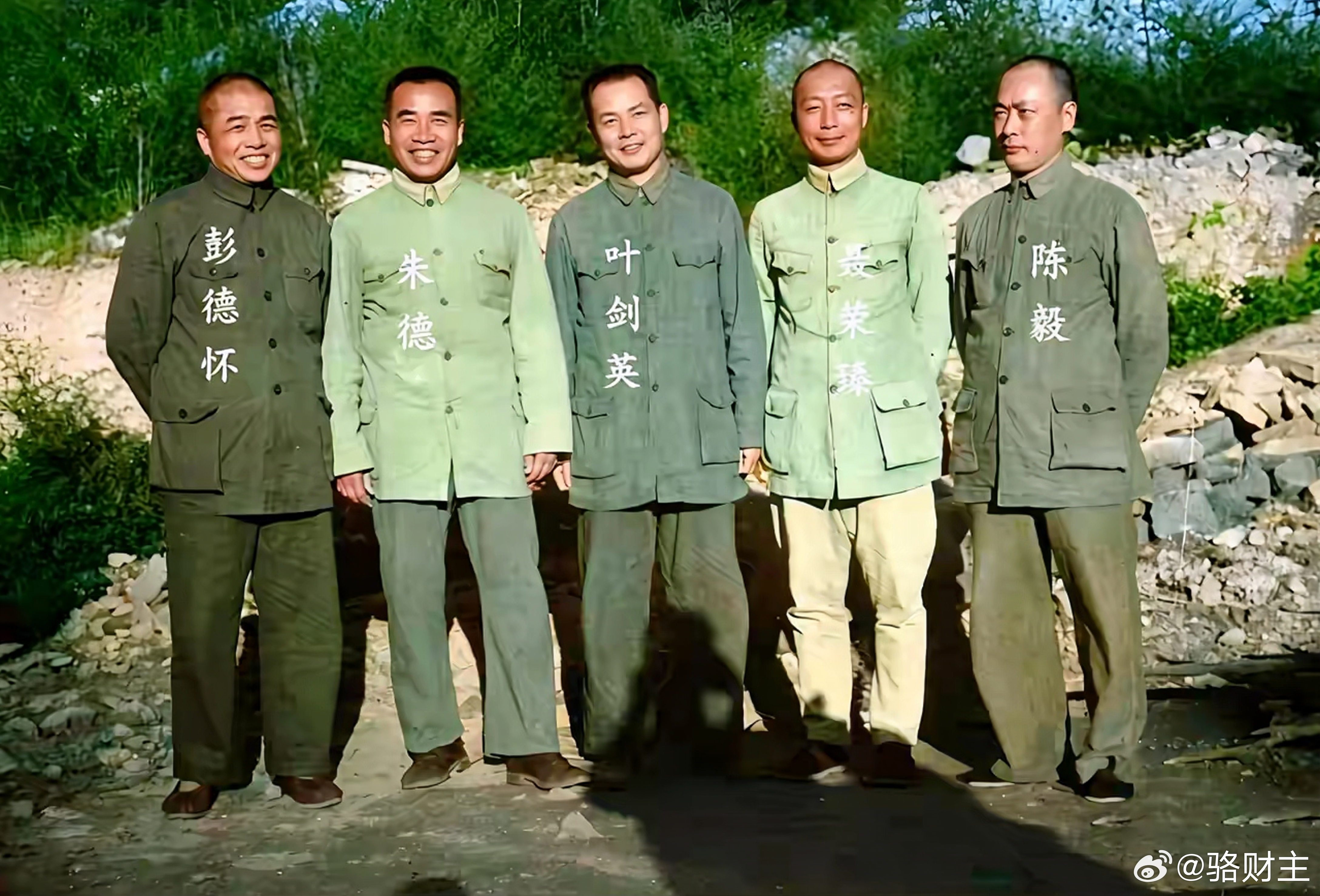 这张经典合影，1944年摄于延安王家坪，摄影师是哈里森·福尔曼。照片里彭德怀、朱