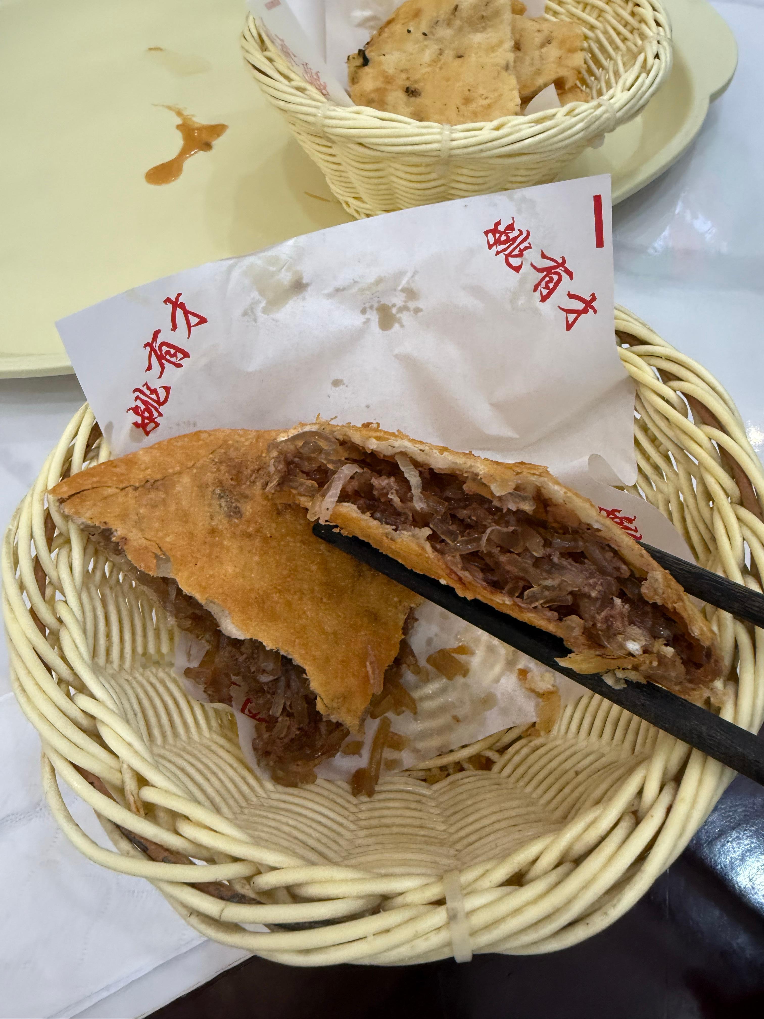 牛肉饼香。胡辣汤也不错。 没拍到。叽里咕噜喝完了。肉片好几块。 