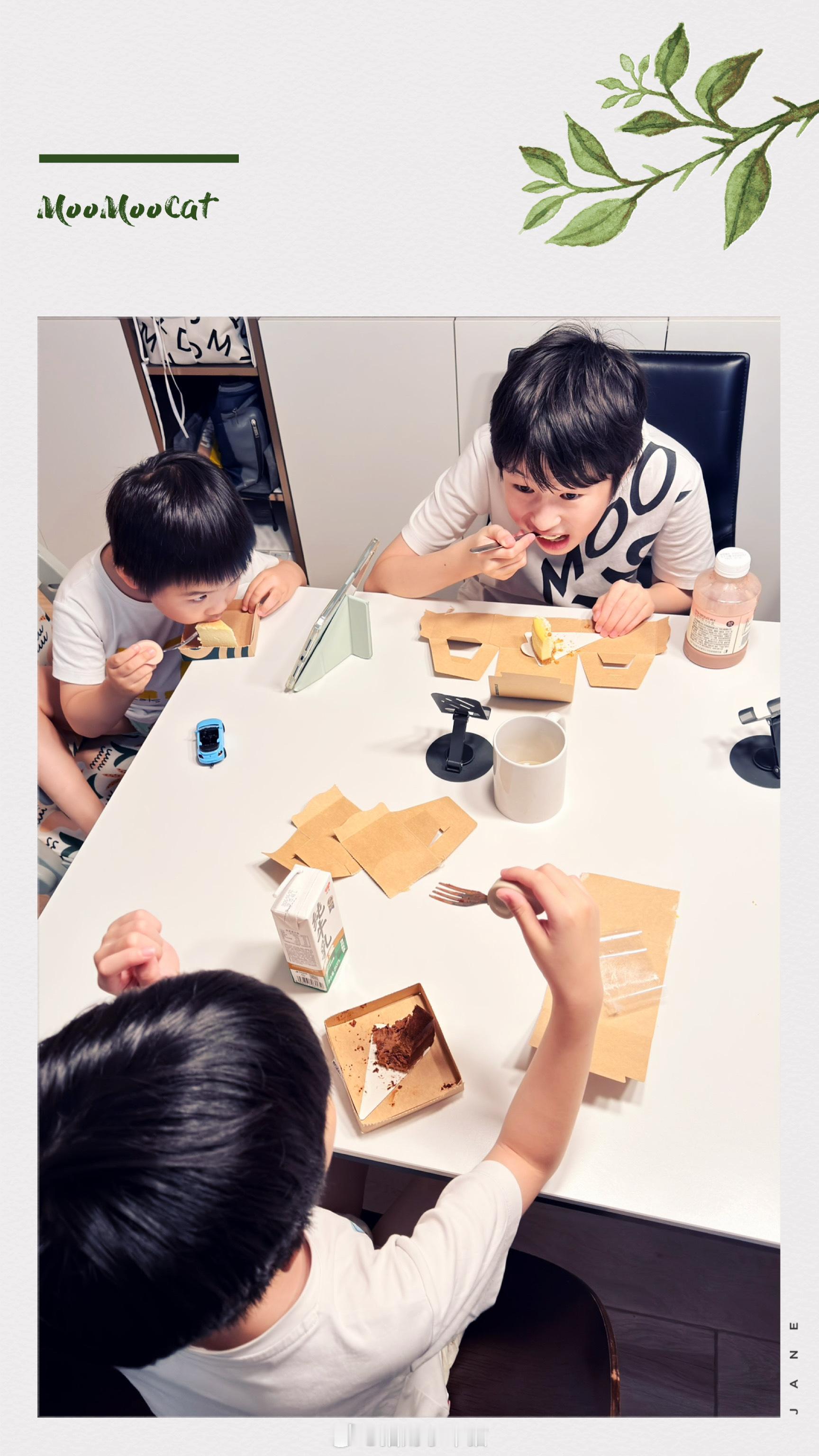 弟弟：今天我们都吃半块蛋糕吧哥哥：你请客你说了算…