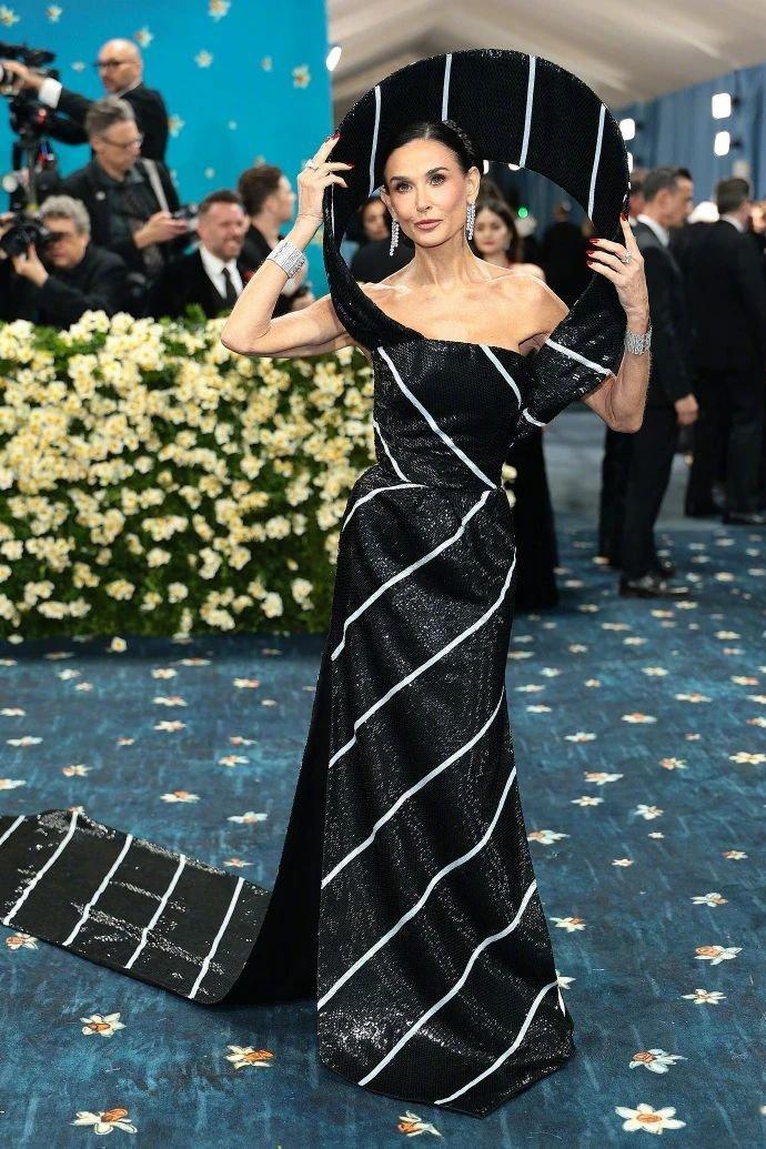 MetGala红毯上，美国女星黛米·摩尔（Demi Moore）身着Thom B